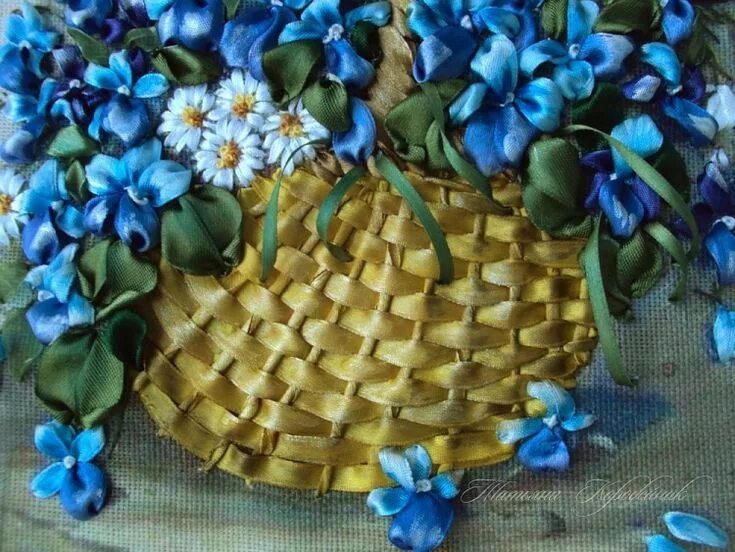 Вышивание атласными лентами. Корзинка из мыла и лент. Вышивка лентами в корзинке. Вышивка лентами корзина с цветами. Украсить пасхальную корзину.