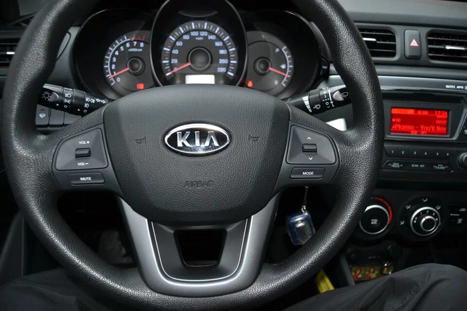 Kia Rio 2012 руль. Kia Rio 3 руль кнопки. Руль Киа Рио 2012. Руль Киа Рио 2013. Кнопки на руль киа рио 3