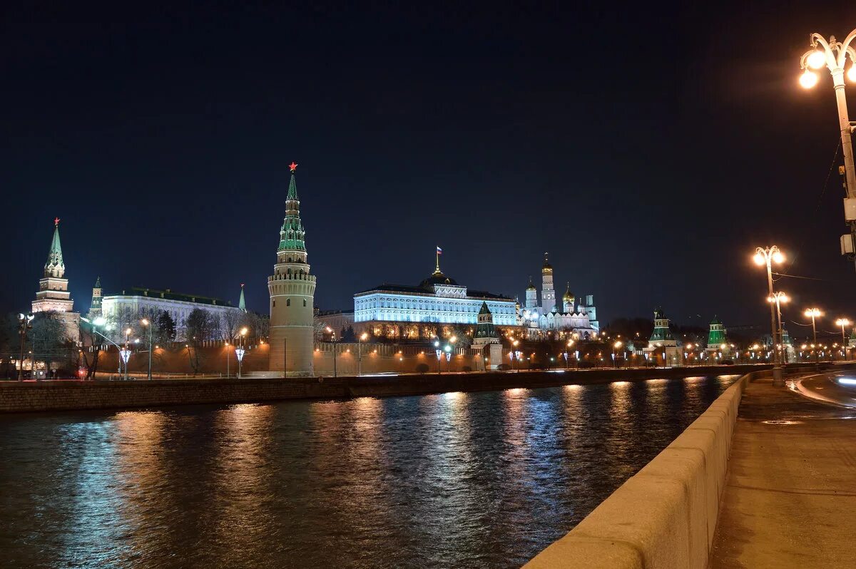 Москва вечером лето. Кремлевская набережная Москва. Кремлевская набережная Санкт Петербург. Москва река ночью. Набережная Москвы ночью.