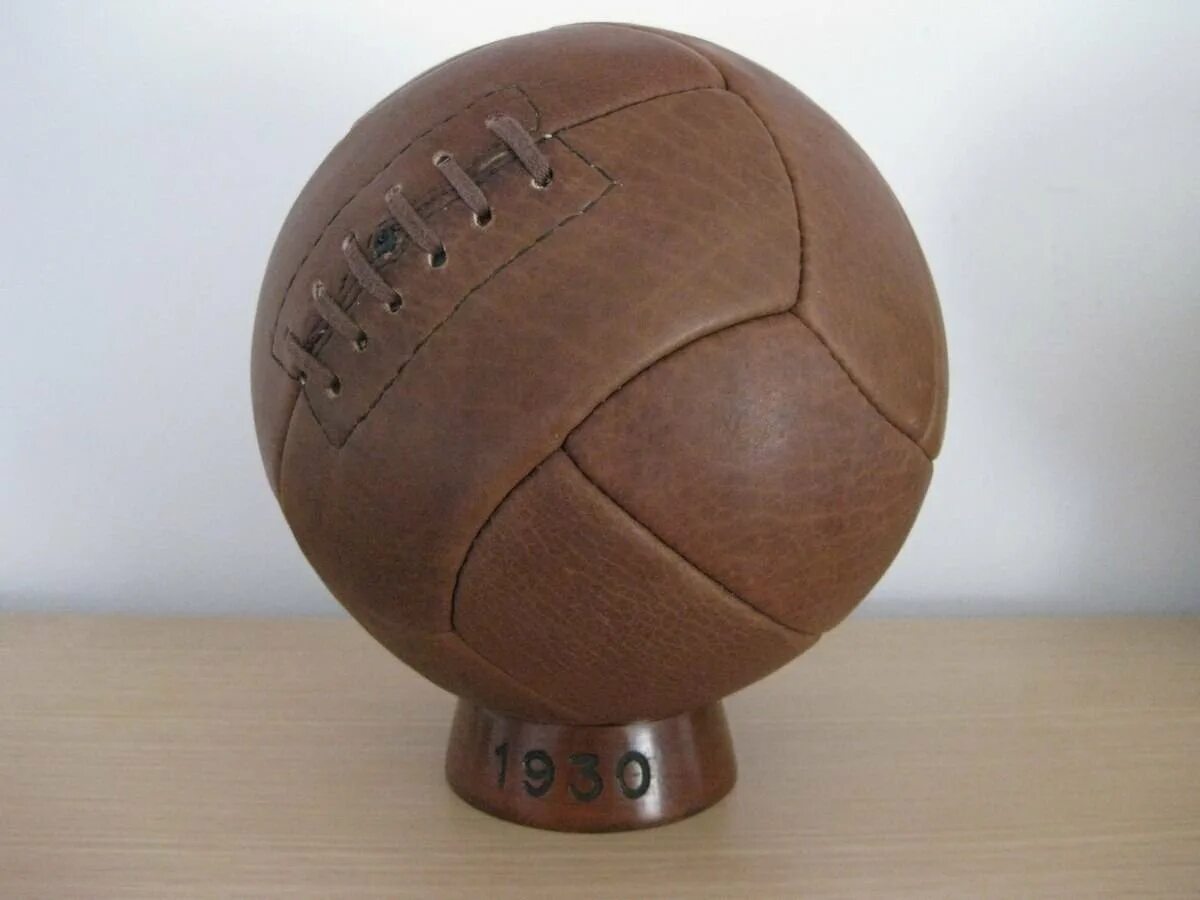 Первый мяч в футболе. Мяч 1930. Футбольный мяч 1930. Мяч 1930 года. Футбольный мяч ретро.
