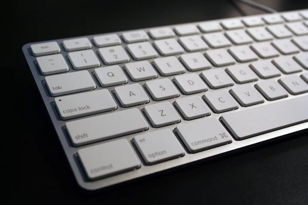 Клавиатура айфон английская. Apple Keyboard 2007. Apple Keyboard 1990. Apple Keyboard 2022. Клавиатура Apple 2004.