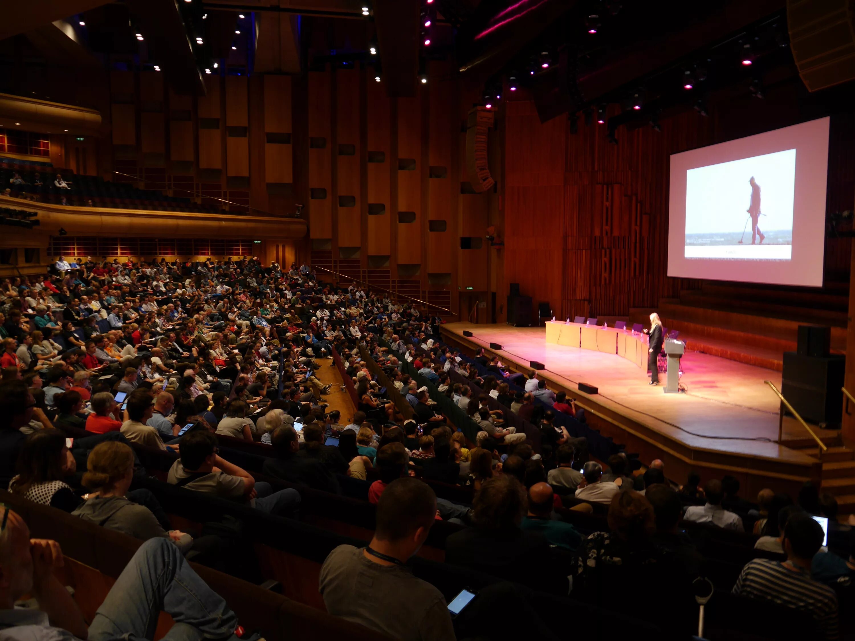 Audience reach. Аудитория. Large audience. Speech. Speaker auditoria.