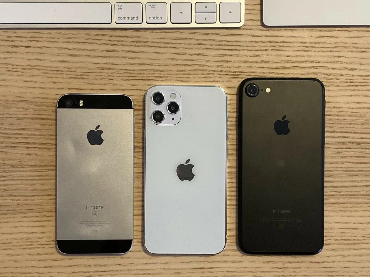 Айфон мини размеры сравнение. Iphone 12 Mini и iphone 7. Iphone 12 Mini и 5s. Iphone 12 Mini vs iphone 7. Iphone 12 Mini и iphone se.