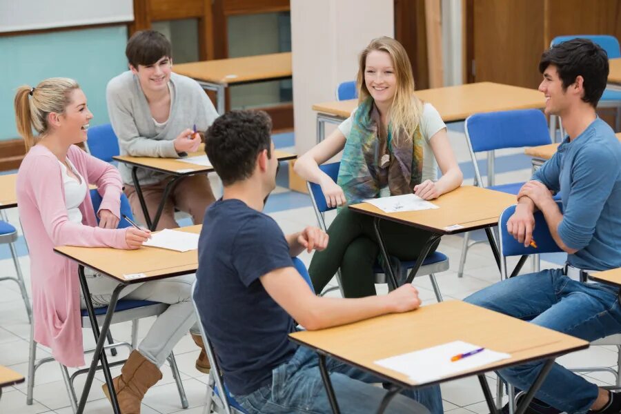 Students feet. Беседа со студентами. Ученики сидят на уроке в институте. Картинки два студента в классе. Student feet в классе.