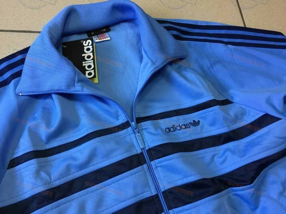 Костюмы адидас 80 adidas. Фарцовщик костюмы адидас. Костюм адидас мужской 80. Олимпийка адидас Зебра Шустер.