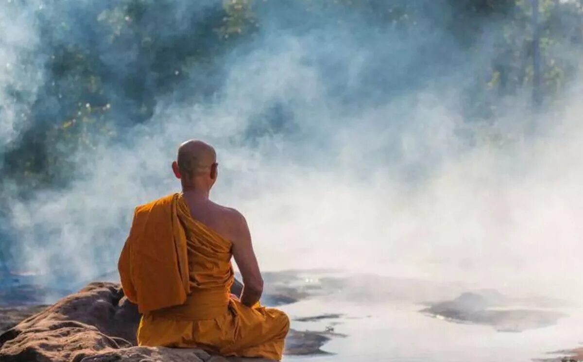После смерти в буддизме. Дзен монах. Буддийский монах медитирует. Дзен буддист. Буддийский монах Тхеравада.