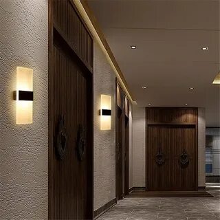 Подсветка стены в прихожей