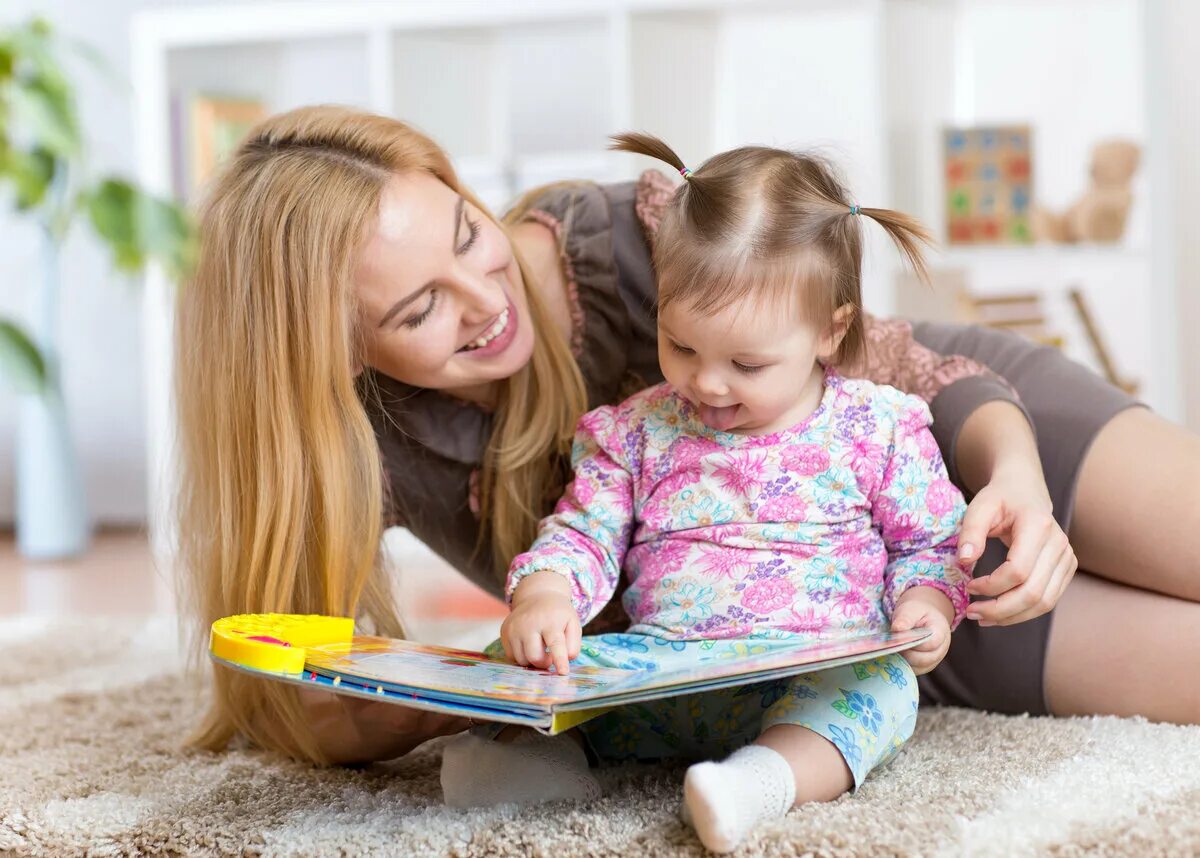 Мама читает сказку ребенку. Читаем с мамой ребенок дошкольник. Дети и чтение книг в современном мире. Фото чтение книг с детьми в детском саду. Ее читают малыши