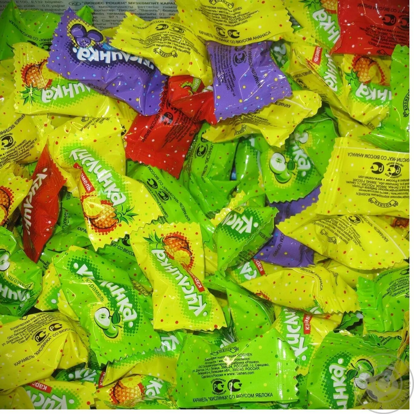 вкусняшки на развес. конфеты рошен кислинка. конфеты кислинка украина. карамель roshen кислинка. конфеты в розовой обертке.