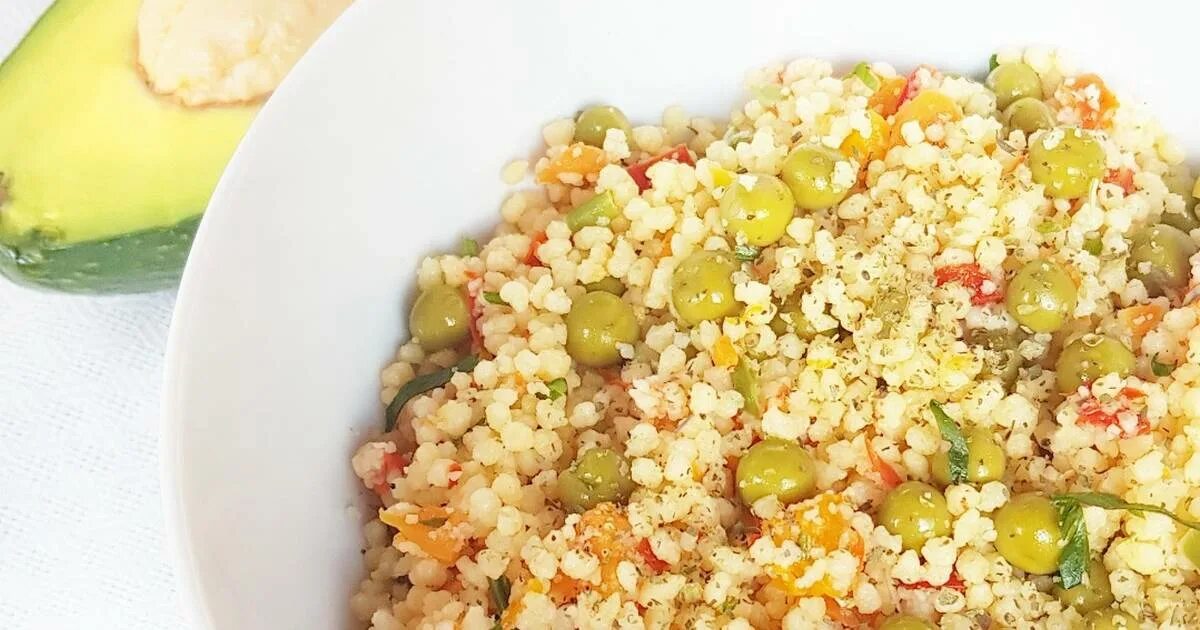 кус кус соус. 50 грамм кускуса каким количеством воды заливать. кус кус и киноа. крупа кускус каша. кус кус крупа.