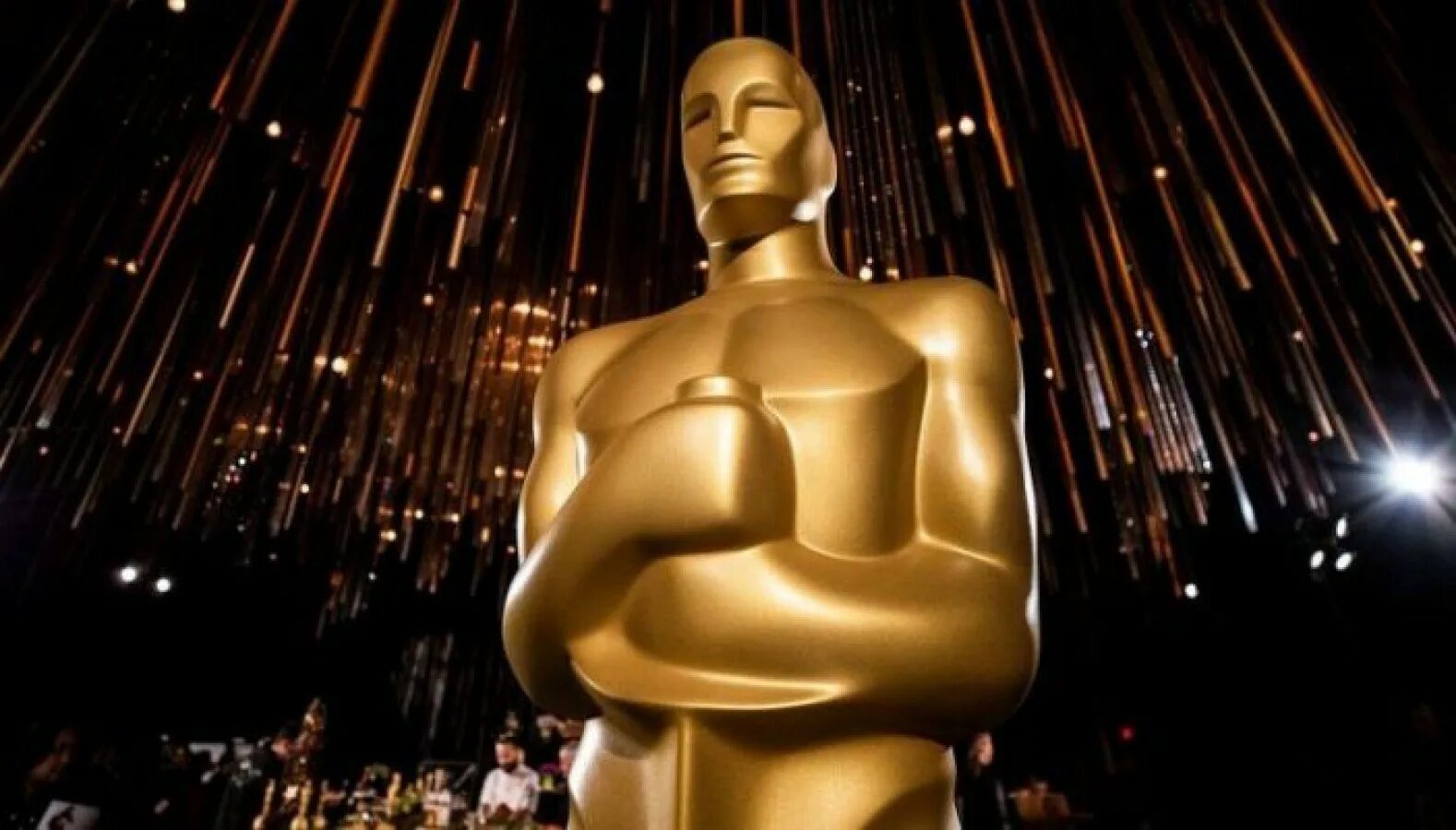 Золотая статуя Оскар. Статуя Оскар в лучах. Статуя Оскара на сером фоне. Вручение Оскар ожидание. Оскар прямой эфир