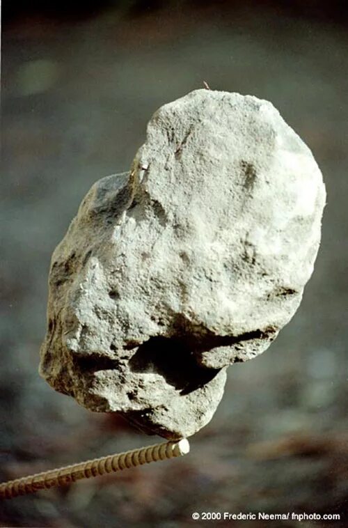 балансирующие камни. огромный плоский камень hd. приморский край большие камни. камень который висит в воздухе. равновесие из камней.