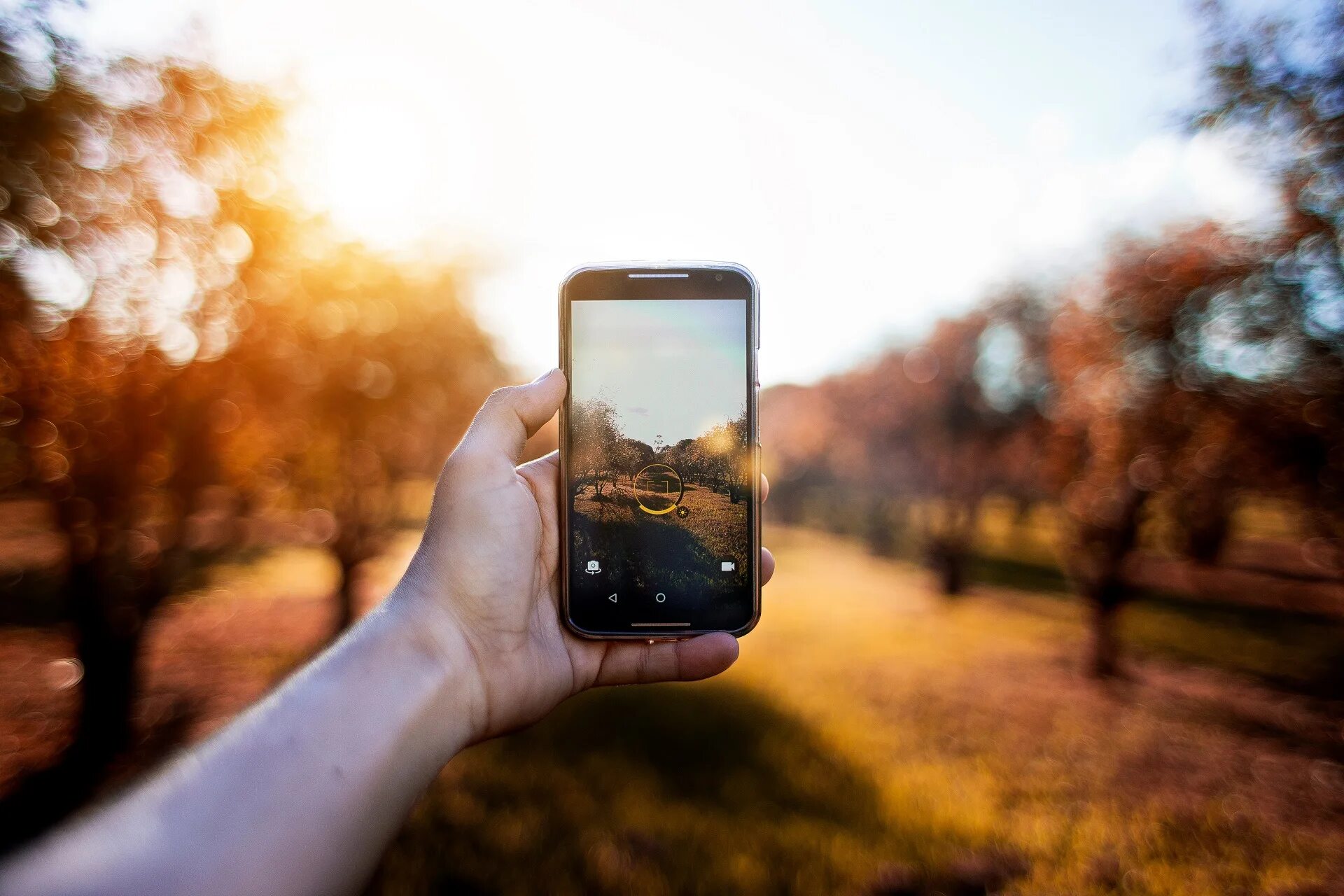 Фотографирует на смартфон. Фотографирование на телефон. Смартфон фоткает. Смартфон фото. Новости на главный экран телефона