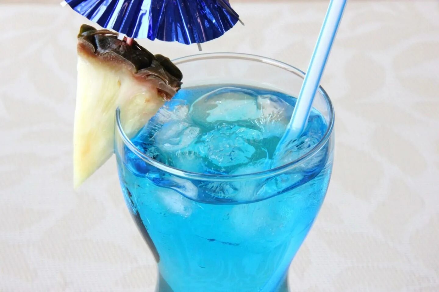 Блю кюрасао с чем мешать. Блю кюрасао голубая лагуна. Коктейль blue curacao. Коктейль с джином и блю кюрасао. Голубая лагуна blue lagoon коктейль.