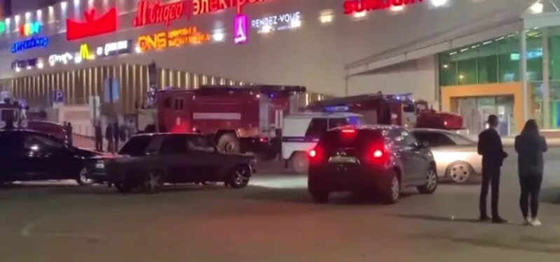 Почему эвакуируют города. Пожар в сбс. ульяновск зарезали двоих аквамолл. эвакуировали миксмакс. зачем эвакуируют людей.