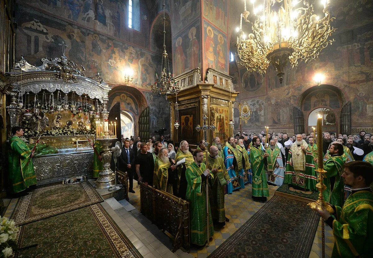 Будни храма. Троице-Сергиева Лавра мощи Сергия Радонежского. Троице-Сергиева Лавра мощи преподобного Сергия. Мощи преподобного Сергия Радонежского в Лавре.