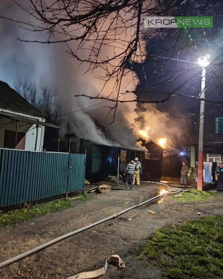 Пожар на кропоткина. Фото сгоревшего частного дома. Кропоткин пожар на главной улице. Пожар в Кропоткине сегодня.