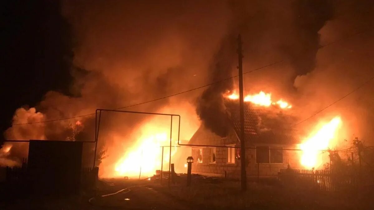 Горит 2 дома 1. Дом горит. пожар дома. горящий дом ночью. сгоревший дом.
