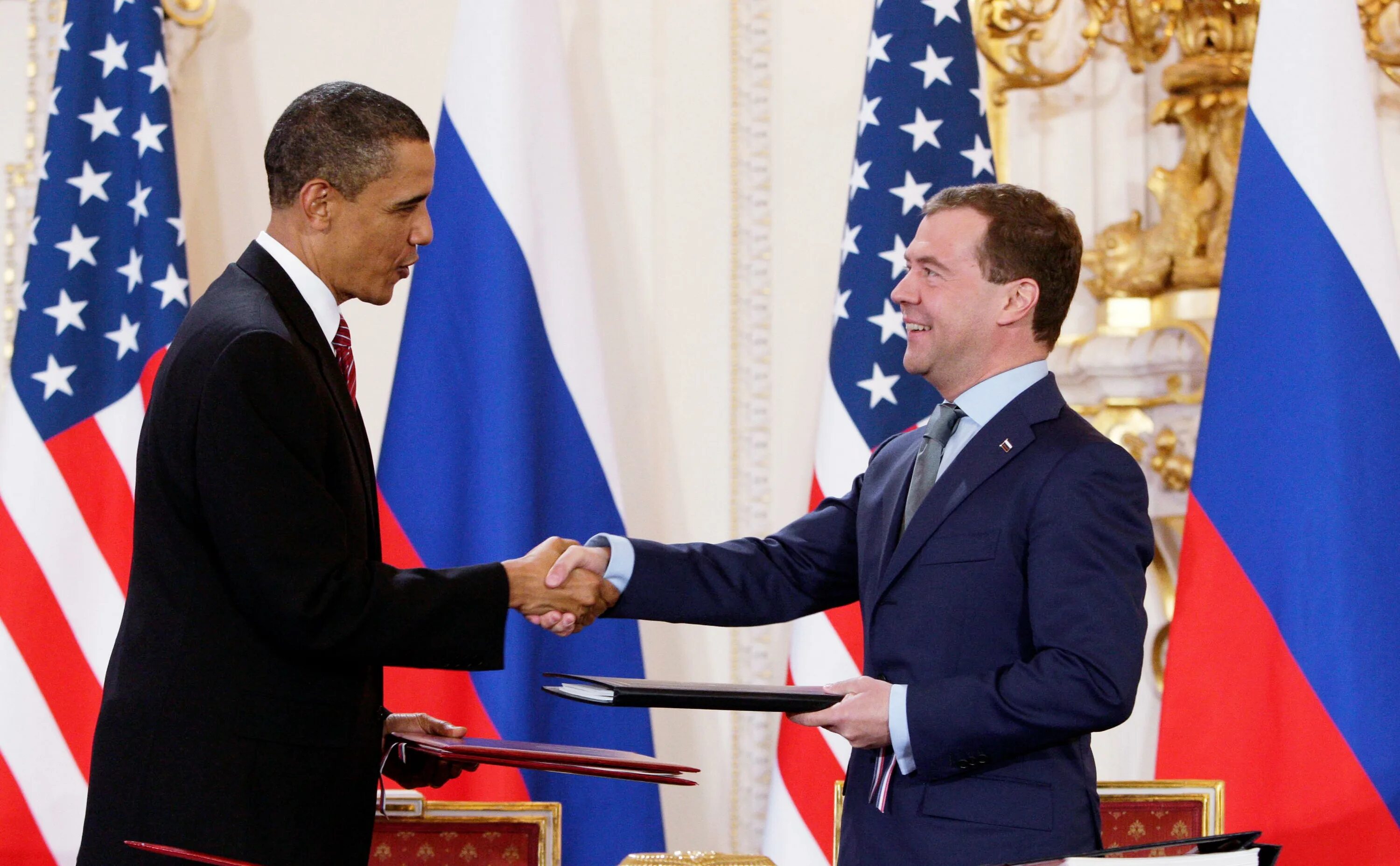 Политики нового поколения. Обама Медведев СНВ-3. Барак Обама и Медведев 2010. Барак Обама и Медведев.