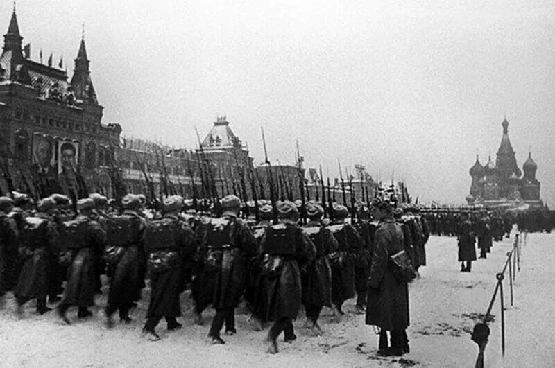 Парад на красной площади 7 ноября 1941 года. ВОВ 1941 битва за Москву парад. Битва за Москвой 7 ноября 1941 г.. Парад на красной площади 1941 битва за Москву. Парад во время войны
