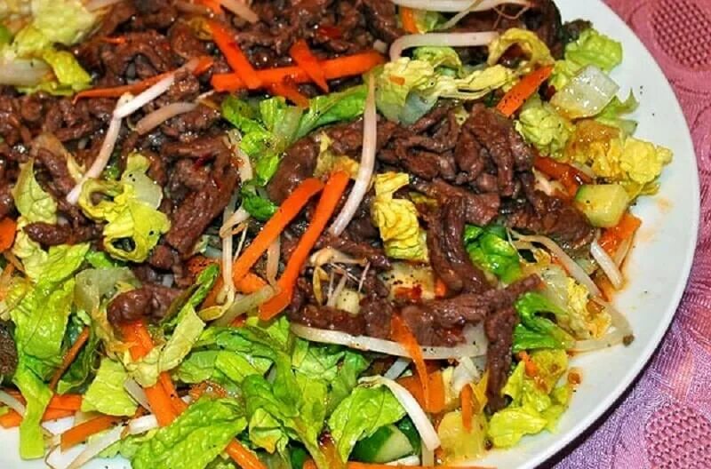 Салат с соевым мясом. Салат тайский с говядиной и огурцом. Салат острый с говядиной. Салат тайский с говядиной и огурцом. Тайский салат с говядиной и болгарским перцем.