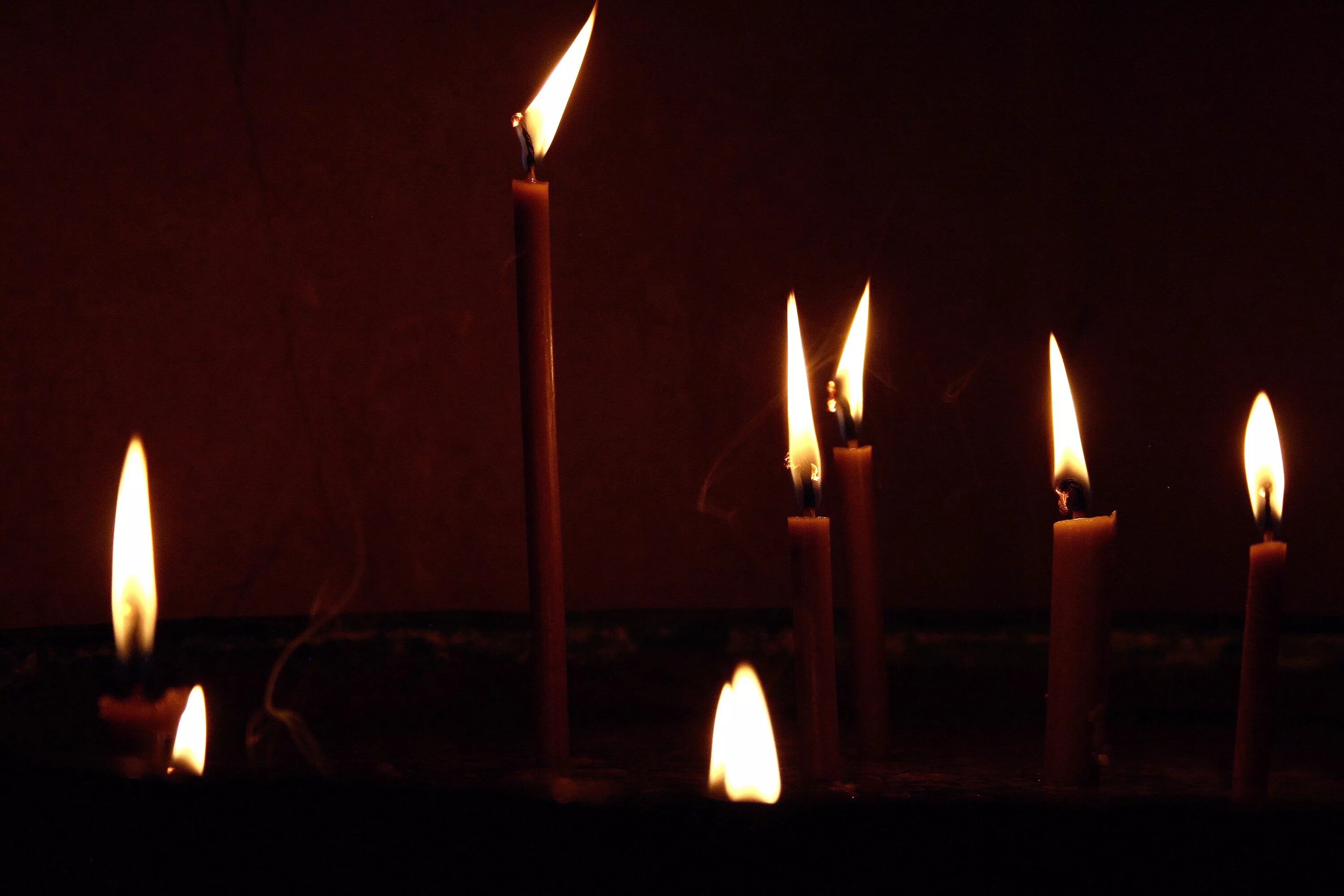 Горящие свечи. Горящая свеча. Горящая свеча на черном. Черная свечка. Одиноко свечи горят