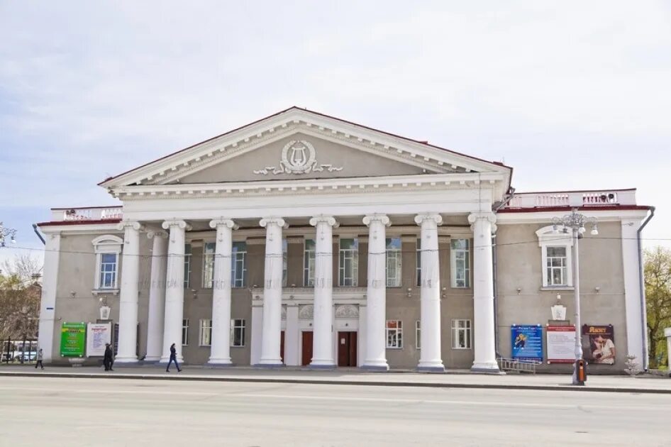 Центральный дворец культуры щелково. Кадуйский дом культуры концертный зал. Одежда сцены. Крыши 2023 года. Драмтеатр курган.