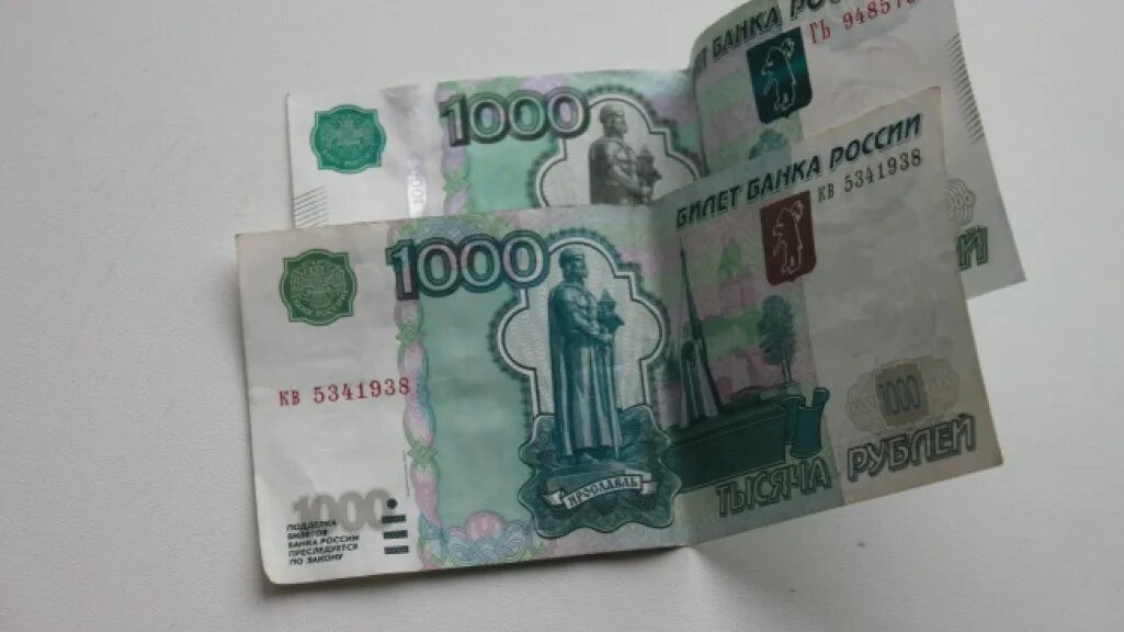 2000 0 1 7. 1000 Рублей. Две тысячи рублей в руках. Купюра 1000. Купюра 1000 рублей.