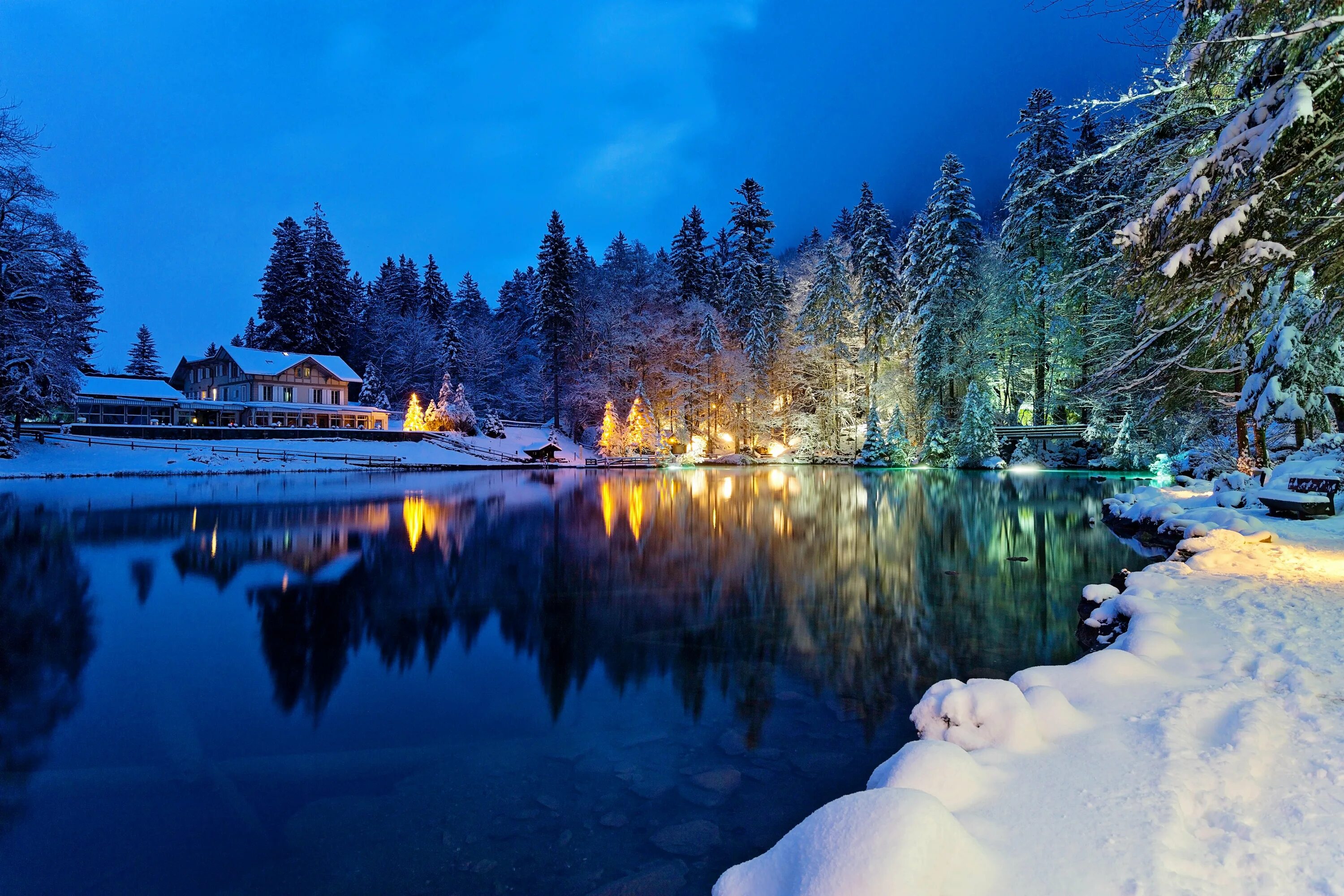 Новый год в озерах. Озеро Блаузее, Швейцария зима. Швейцария зимой озеро. Швейцария зимой домик у озера.
