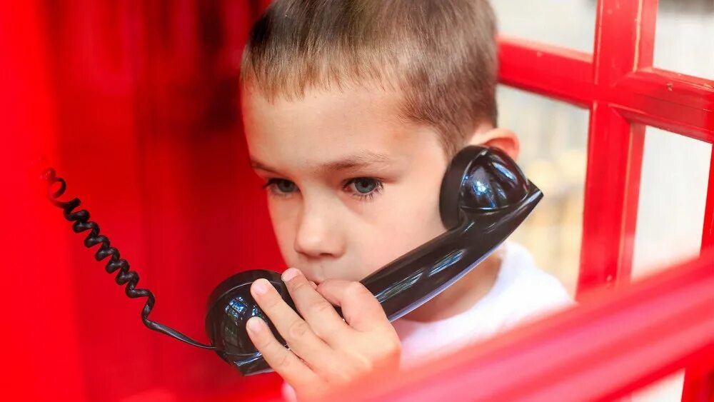 ребенок звонит. ребенок с телефоном. ребенок с телефоном. мальчик звонит по телефону. ребенок с телефонной трубкой.