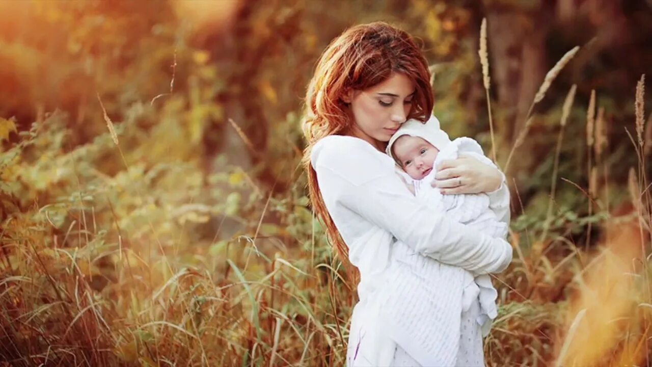 Как быть любимой мамой. Мамы. Слайд любимой маме. Моей любимой маме. Обнимает ребенка.