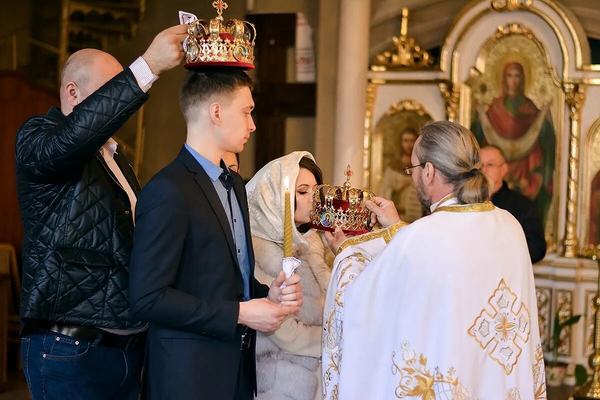 Венчание беременной. Венчание в храме гости. Православное и католическое венчание. Венчание в католической церкви.