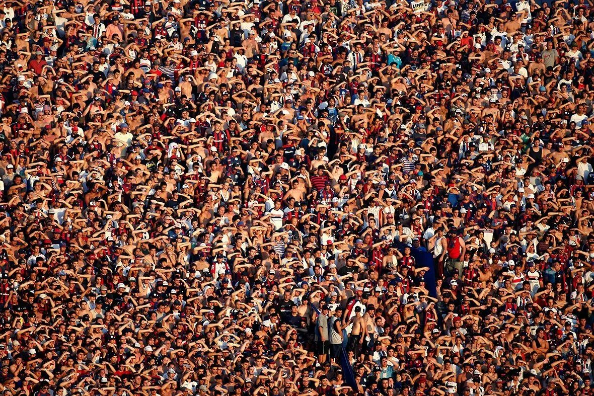 Много людей. Человек толпы. Большое скопление людей. Огромная толпа людей.