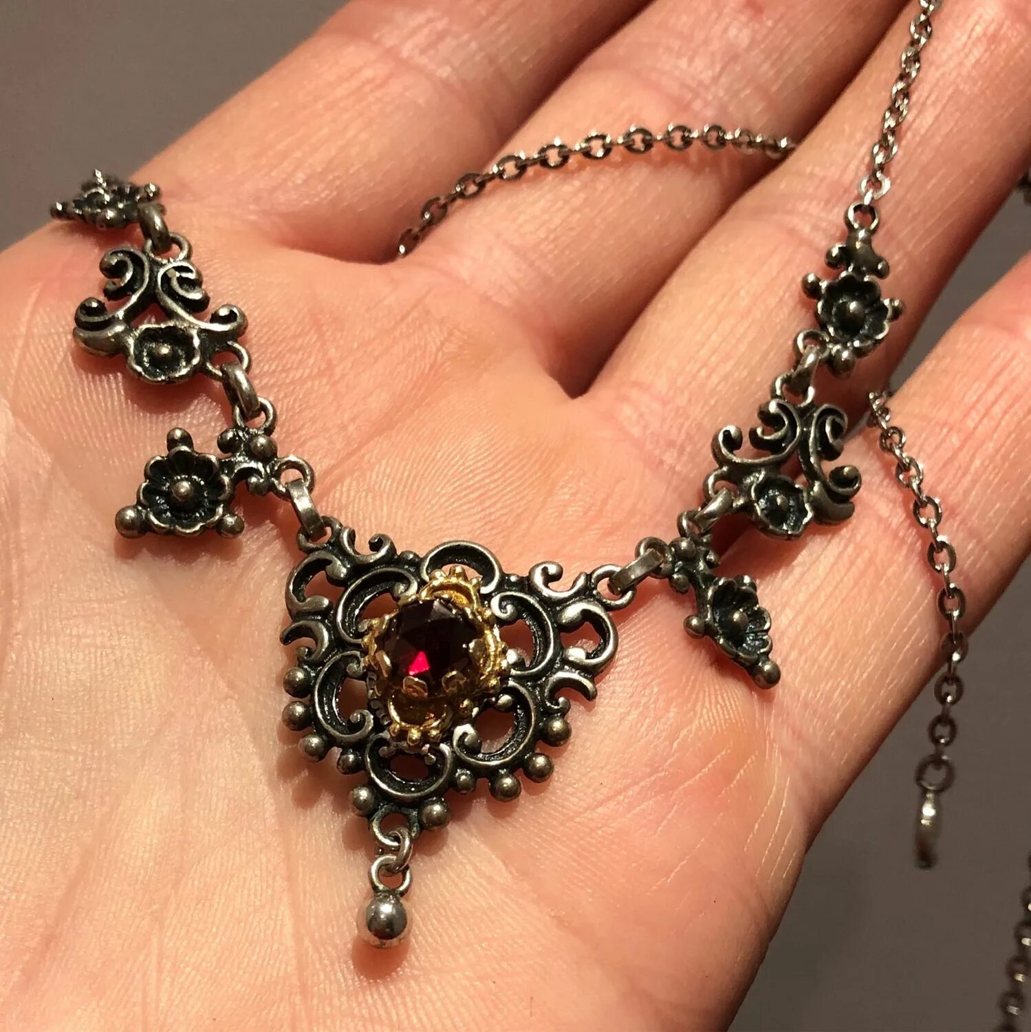 Колье гранат серебро. Серебряное колье. Колье с гранатом из серебра. Колье гранат серебро. Колье с гранатами в серебре.