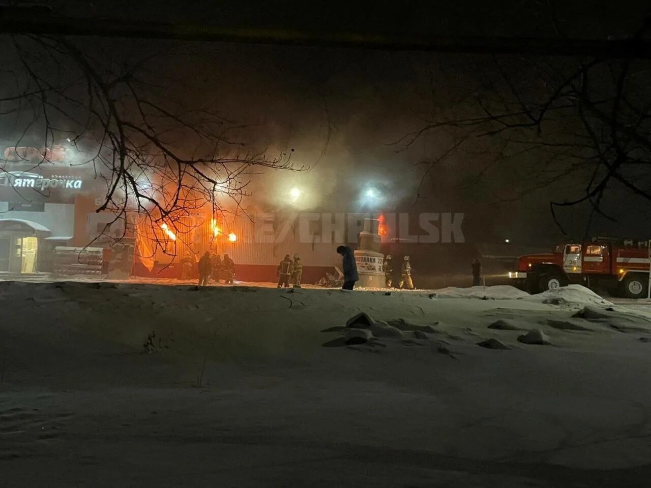 Вчера вечером я смотрел видео. Пожар в Чердаклах. Улица ночью. Пожар дома. Ночной пожар.