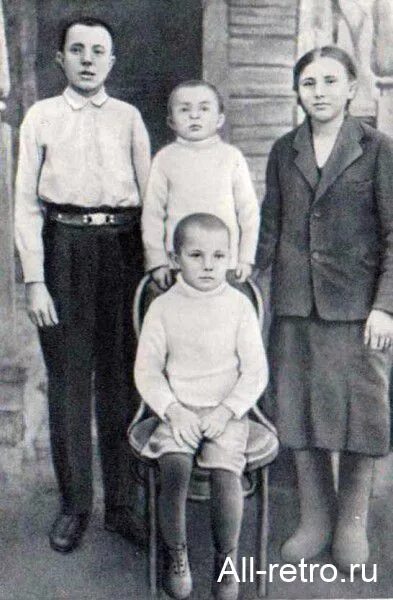 Сколько братьев и сестер у гагарина. Гагарин семья братья и сестры. Гагарин в детстве с родителями. Семья Юрия Гагарина в детстве.