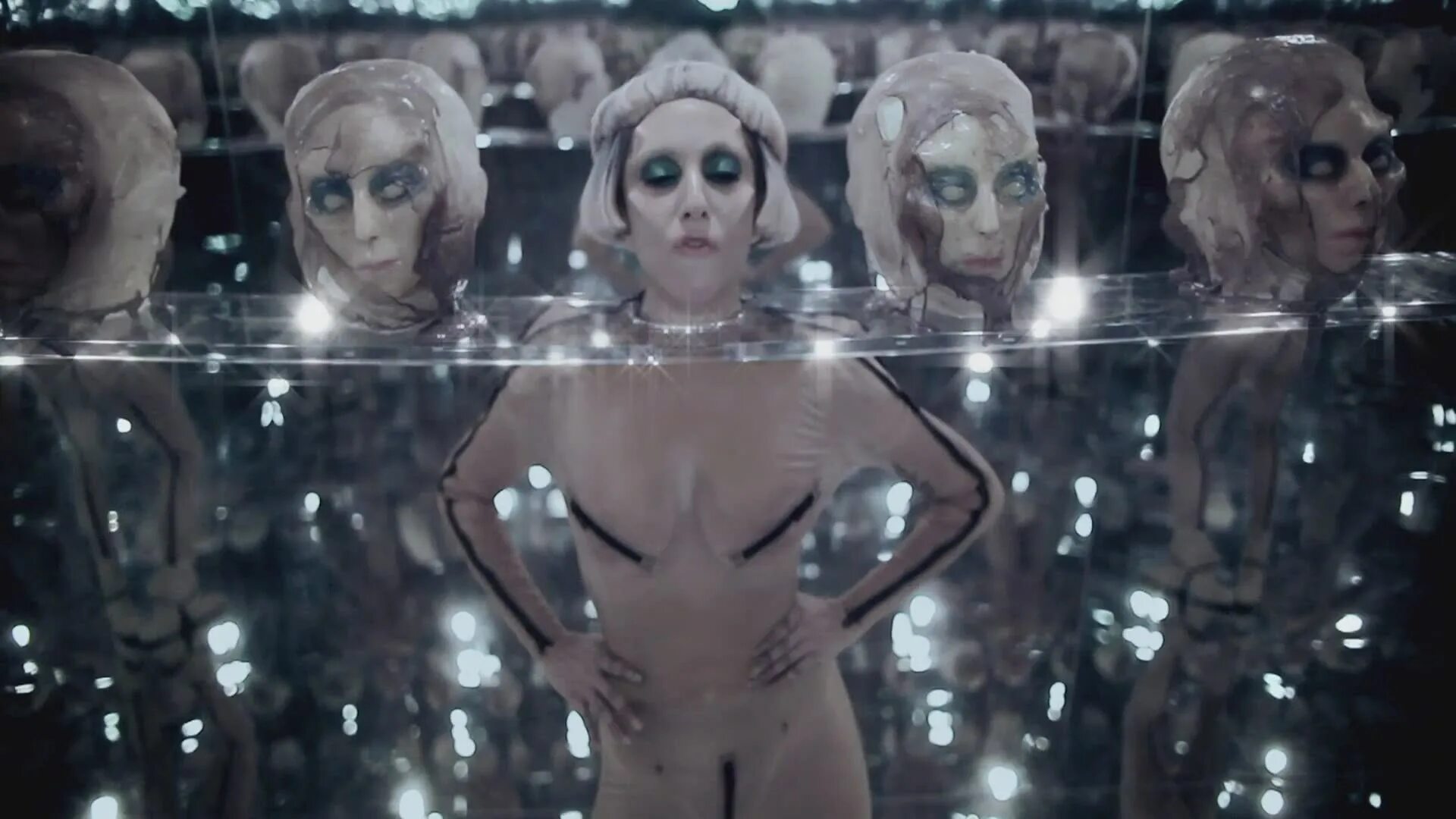 Сиськи Lady Gaga в толпе
