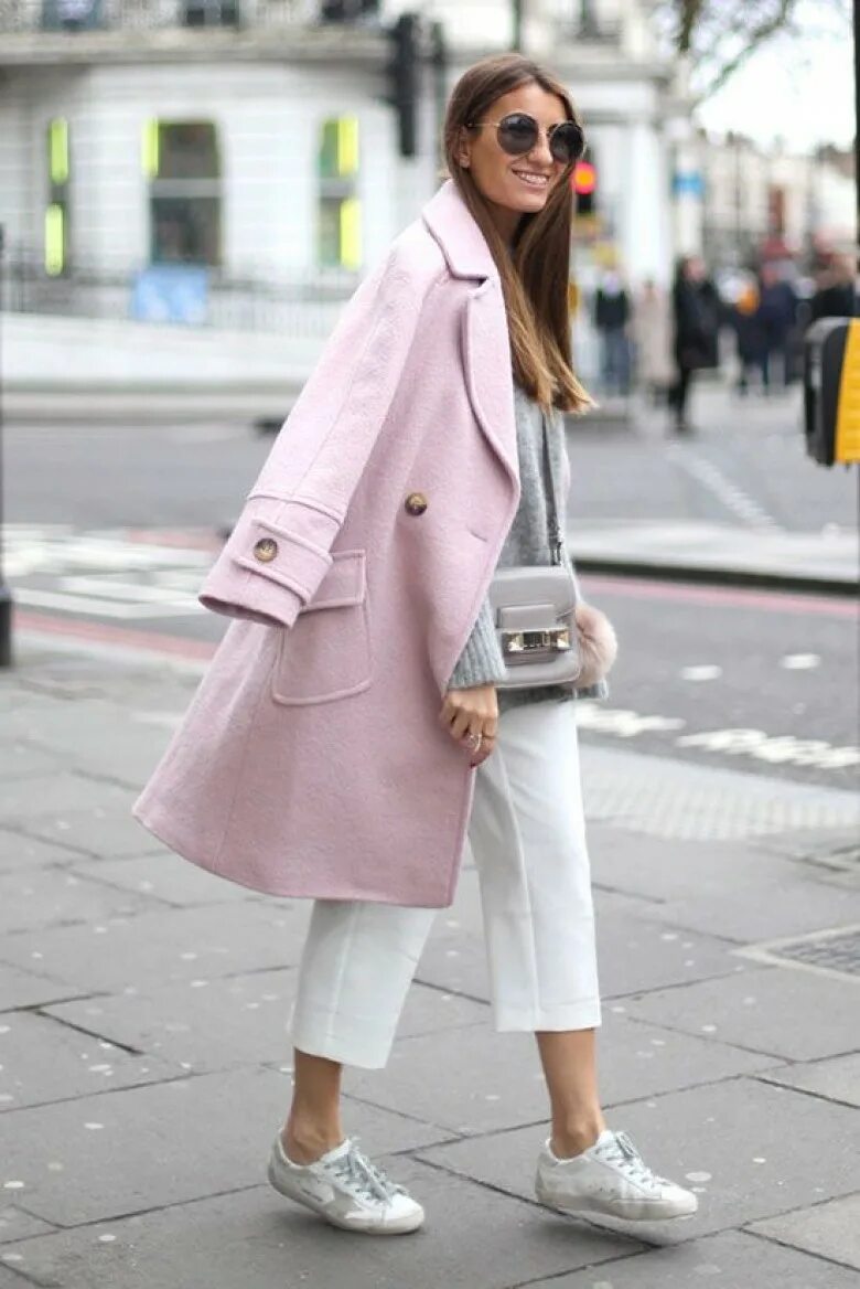 Розовое пальто. Кроссовки с пальто женское. Светло розовое пальто. Луки с розовым пальто.