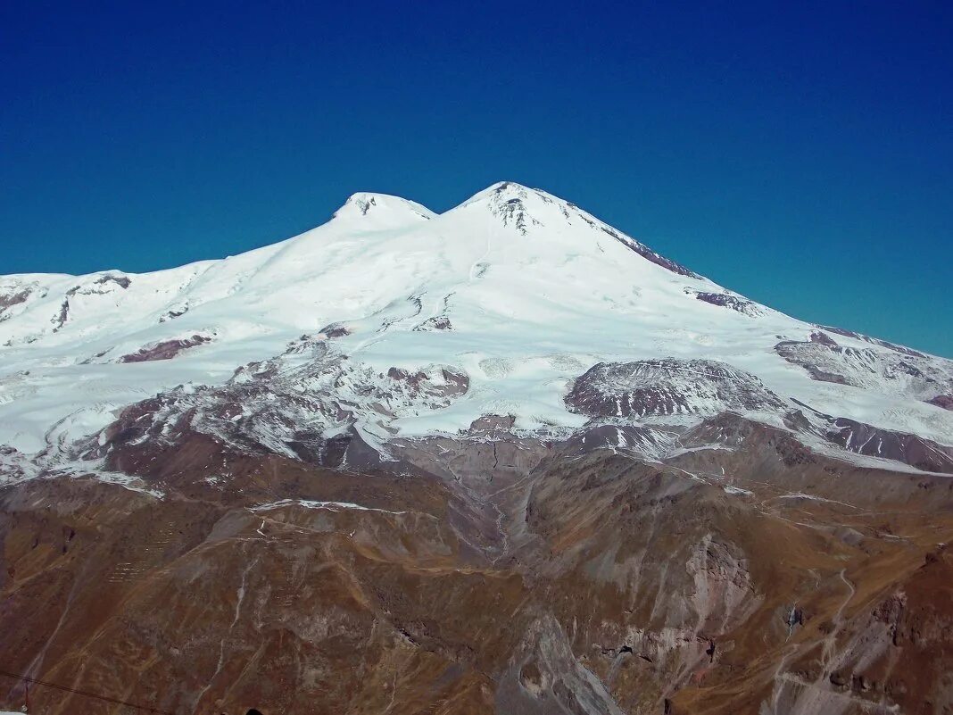 3 вершины эльбруса. Эльбрус вершина. Вулкан Эльбрус на Кавказе. Вершина горы Эльбрус. Эльбрус Горная система.