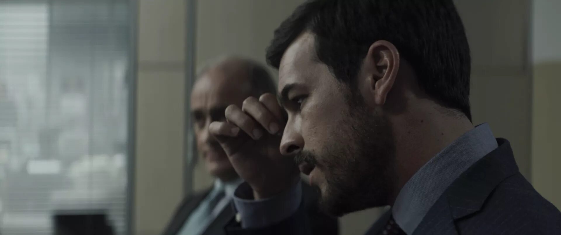 Касас невидимый гость. Невидимый го. Марио касес невилимый гость. Марио касас невидимый гость. Невидимый гость кадры.