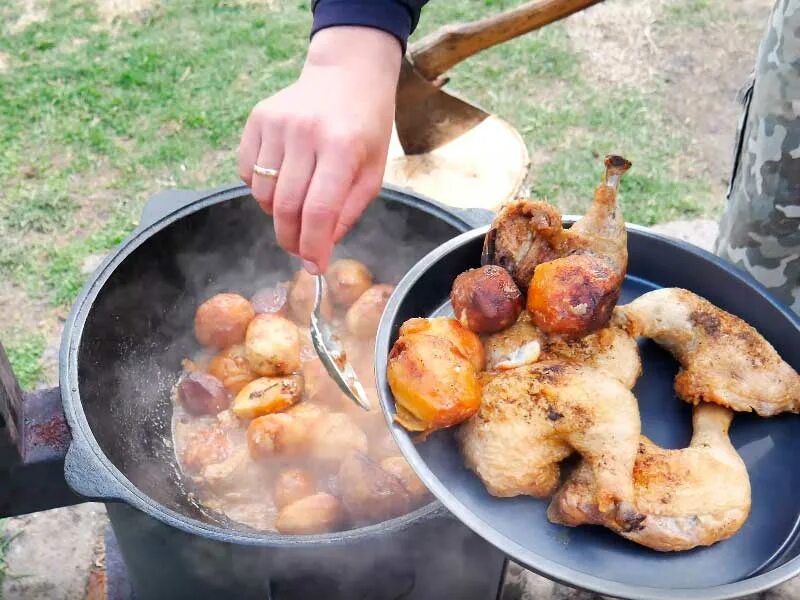 Курица на костре рецепт. Блюда из курицы на костре. Блюда из курицы в казане на костре. Куриные голени в казане на костре.