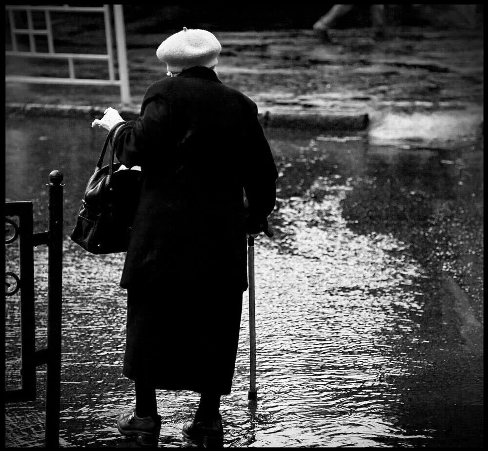 Каким то дряхлым инвалидом глядел сей. Старушка под дождем. Старушка со спины. Старик под дождем. Бабушка идет.