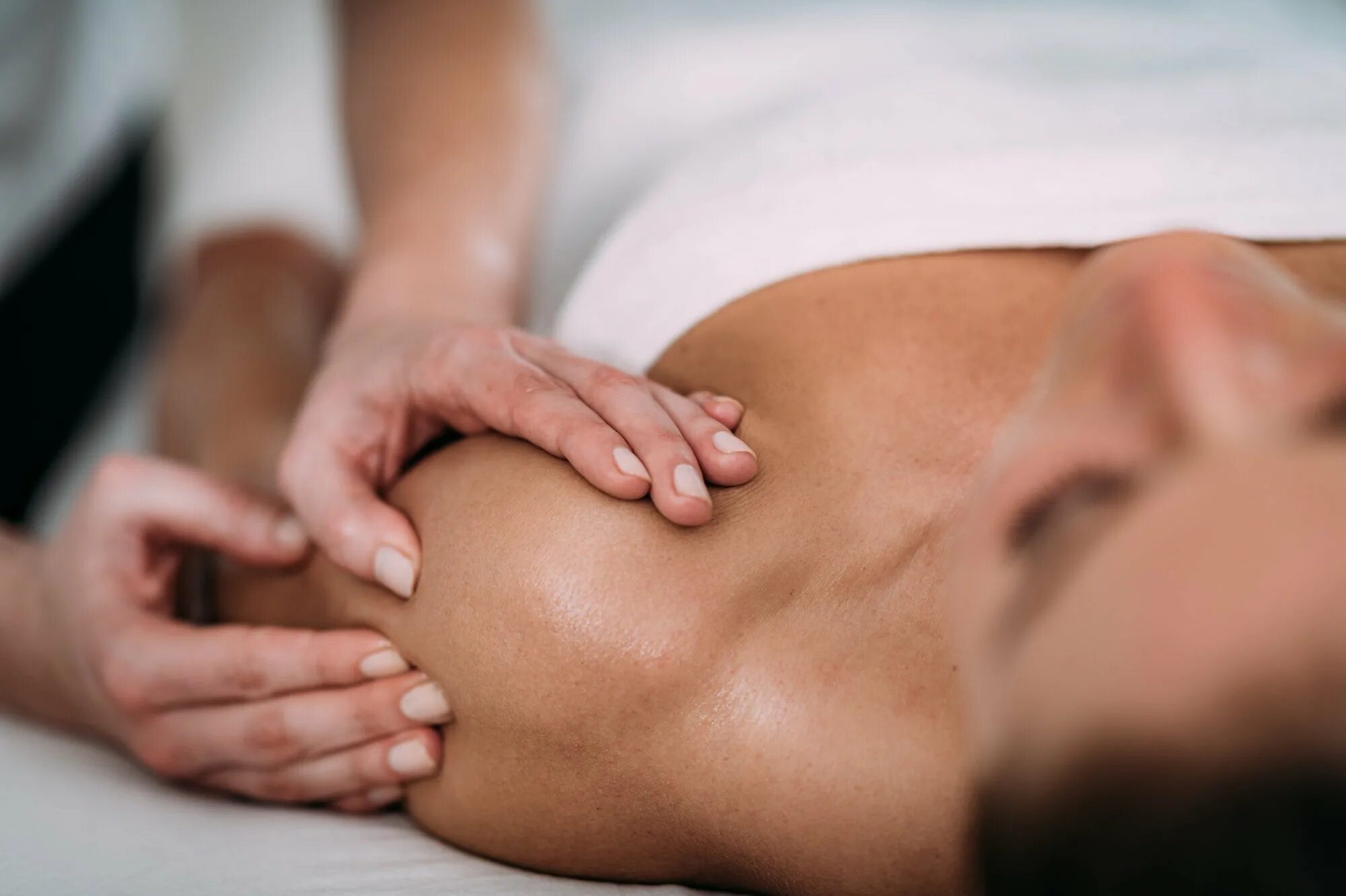 Massage how. Массаж плечевого сустава. Массаж плеч. Массаж при болях в плечевом суставе. Лечебный массаж плеч.