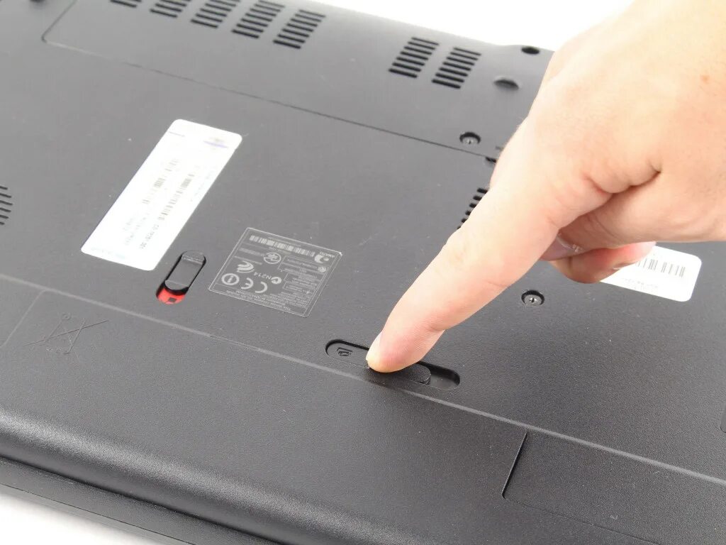 Aspire 5253. Как снять батарейку с ноутбука Acer. Как вытащить аккумулятор из ноутбука Acer. АКБ ноут Асер.