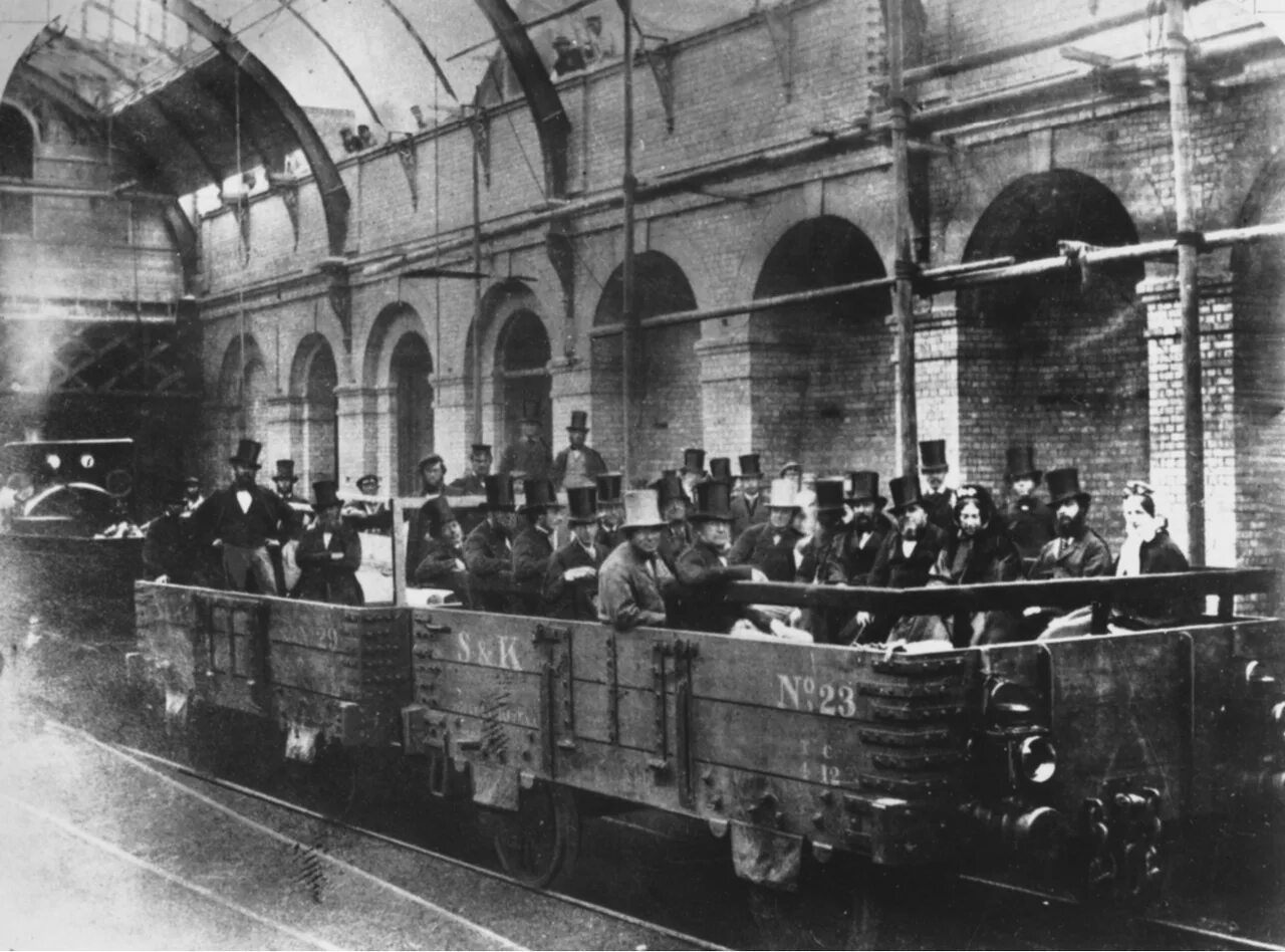 Открытие первого метрополитена. Лондонское метро 1863. Метро Лондона 1863 года. Первое метро 1863. Первая линия метро в Лондоне 1863.