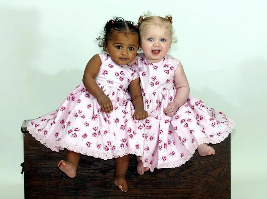 Две черные близняшки. Близнецы девочки. Близнецы суперфекундация. Близняшки черная и белая. Близняшки с разным цветом кожи.