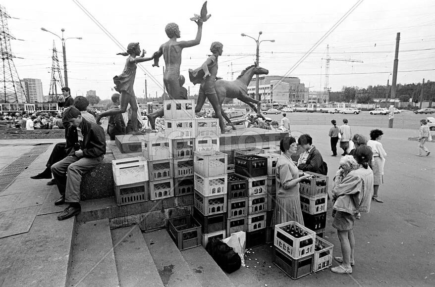 Начало двухтысячного года. Метро Пионерская 90-е. Метро Пионерская ларьки 90. Метро Пионерская 1990 год. Ленинград метро Пионерская.