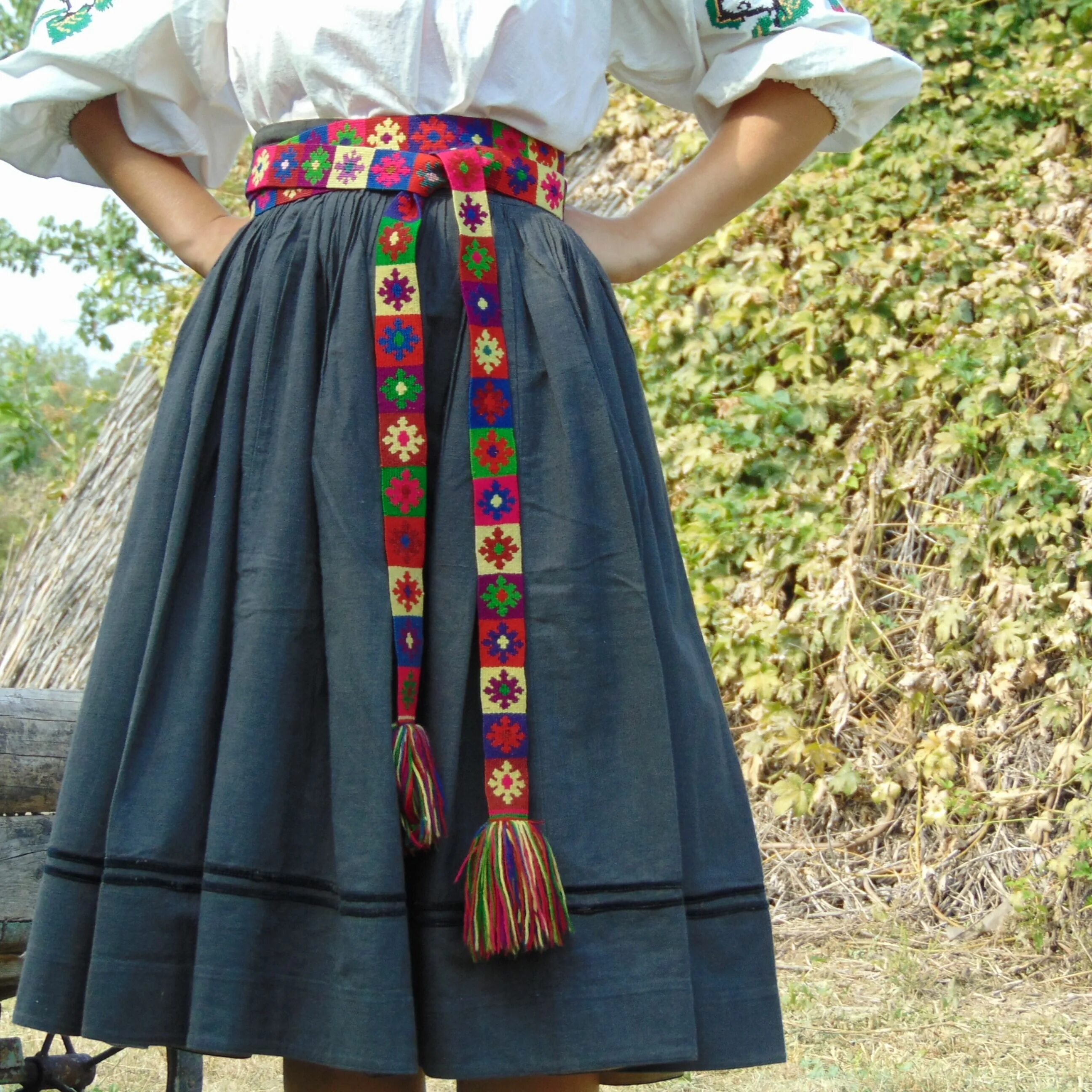 Юбки народных костюмов. Юбка народная. Юбка в народном костюме. Украинская юбка. Народная вышивка на юбке.