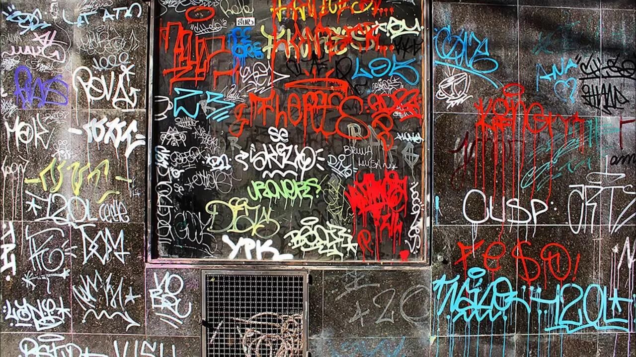 Теги на стенах. Уличные надписи на стенах. Теги граффити. Граффити на стене. Тэги большие