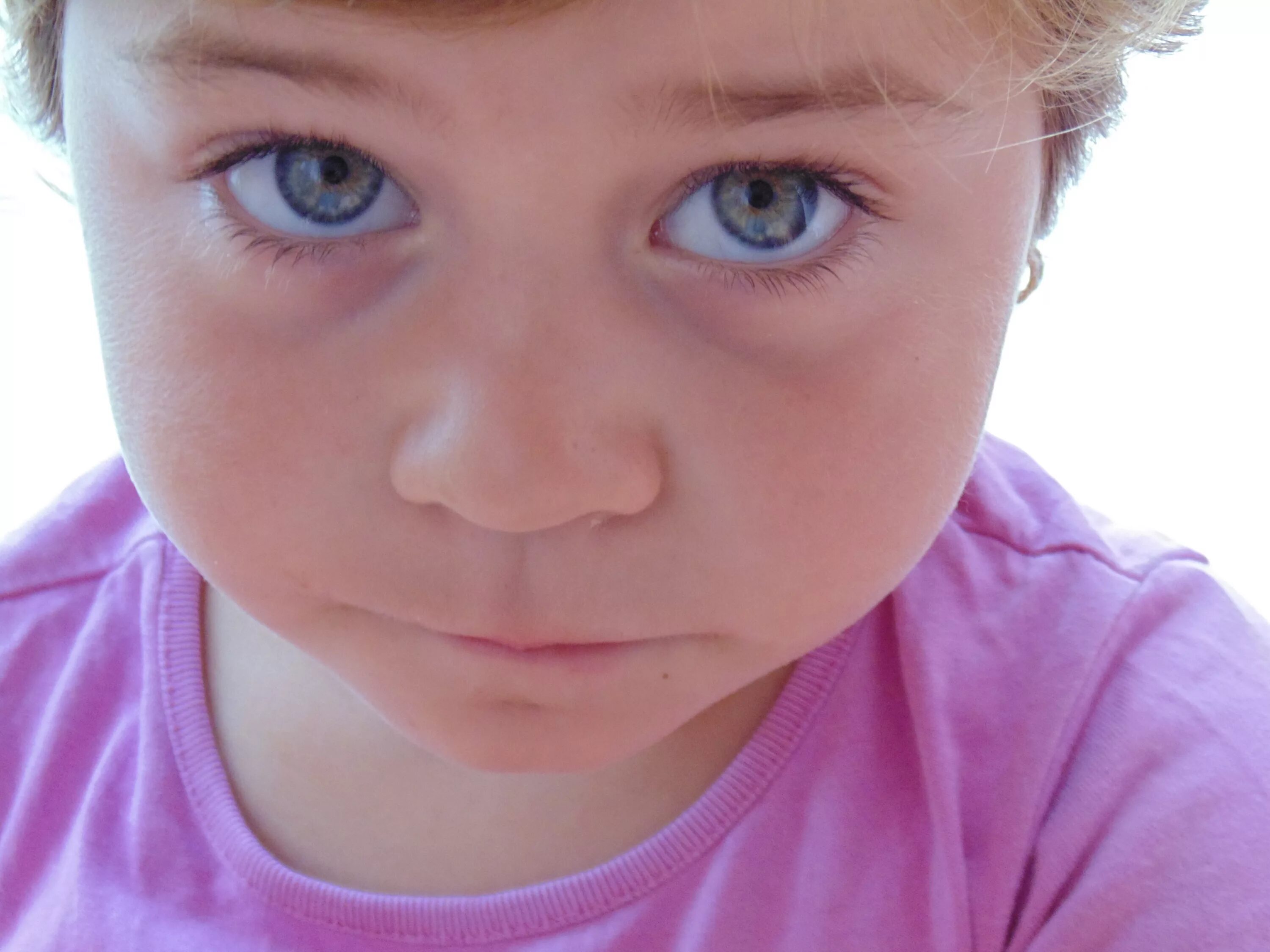 Лицо ребенка крупный план. Глаза ребенка. Глаза мальчика. Дети с фиолетовыми глазами.